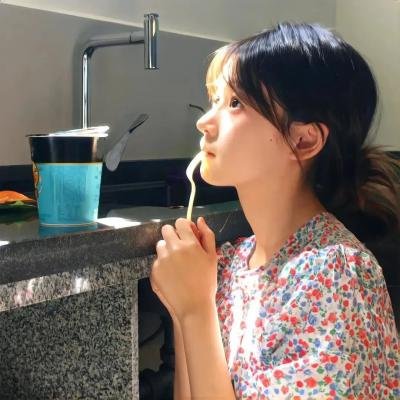 头部网红被曝旧照被扒，前后半年直播间画面流出